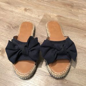 Woman’s Universal Thread Sandals